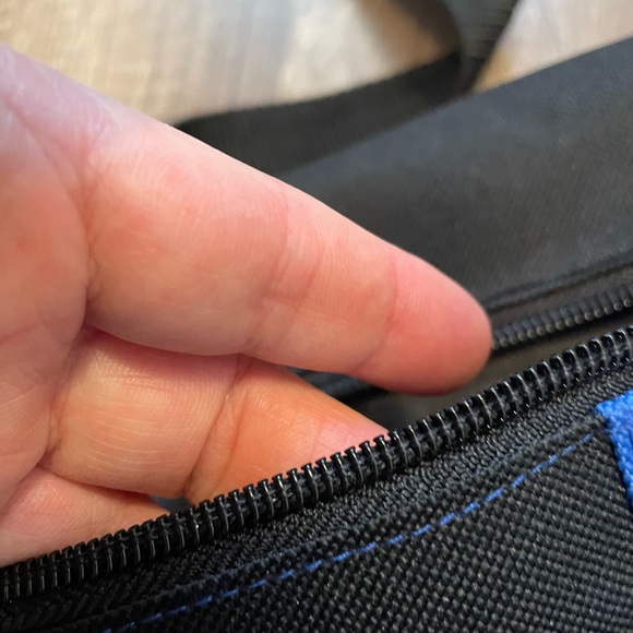 Everest Cross Body Canvas Bag - Picture 7 of 12